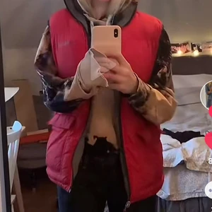  Tjock väst -  Supervarm väst som man kan använda båda hållen, grå och röd med fickor på varje sida. Bra skick! Från Timberland men finns inte kvar längre. Passar perfekt oversized på mig som har XS/S. 66 kr spårbar frakt, kan möjligtvis mötas upp i Stockholm city eller hämtas upp i Spånga!!