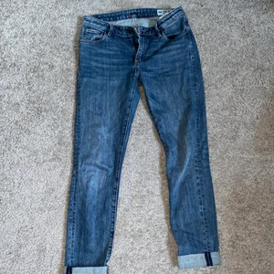 Crocker Pow High 29/32 - Säljer mina jeans då jag inte kan ha dem längre. Dem är i fint skick och väldigt sköna enligt mig. Har två par andra så är någon instresserad så kan ni höra av er så skickar jag bilder på de andra två också. Säljer alla för 400 kr o du står för frakten eller bara dem här för 200 kr 