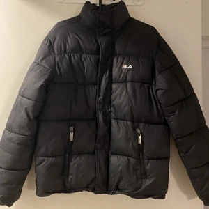 Fila puffer jacka  - Jättefina fila jacka i gott skick, den har tyvärr ett litet litet hål i slutet av ärmen men det är inget som märks av bild kan skickas . 🥰 jag kan mötas upp i Enköping annars står köparen för frakten på 99 kronor🦋 
