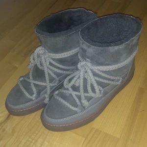 Inuikii strl 40 - Beige/bruna Inuikiis i storlek 40 men passar 39 också. Inköpta förra hösten, men knappt använda då det är fel storlek för mig. Därav väldigt fint skick. Kan gå ned i pris vid snabb affär! 