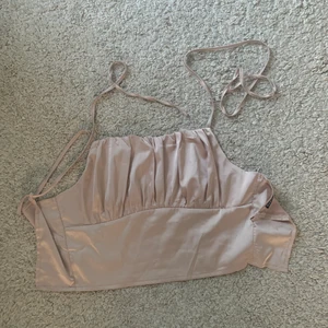 Rosa korsad topp - Super fin ljusrosa korsad topp i ryggen, passar perfekt till nyår❤️