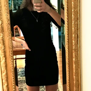 Svart figursydd klänning  - Skicket på klänningen är som nytt. Har kommit till användning men inte många gånger. Andledningen till att jag säljer plagget är för klänningen är för liten för mig.