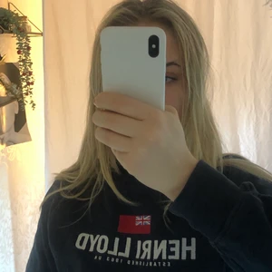 Henri lloyd sweatshirt färgen marin blå - Tröjan är marin blå med vita och röda detaljer. Storleken är S.