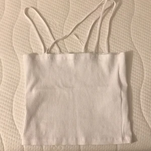 Fin vit topp  - Topp från zara oanvänd eftersom är för liten för mig💞💞