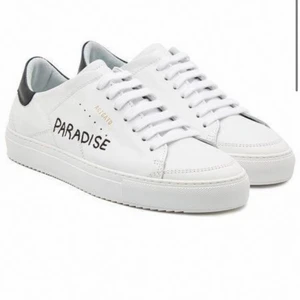 Axel Arigato skor - Säljer mina skitsnygga Axel Arigato skor, de är inte tvättade på bilden och tvättas såklart innan jag postar🥰 de är i bra skick, köpta för lite mer än 2000kr