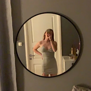 Glittrig klänning - En fin glittrig klänning från h&m/divided, aldrig använd endast testad. Den satt lite litet på mig och därför säljer jag💕