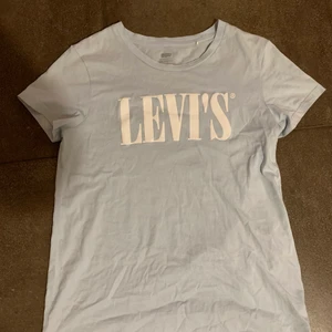 Levis tshirt  - Ljusblå oversized Levis T-shirt med vitt tryck:)