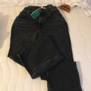 Jeans  - Helt nya jenas lapp kvar.