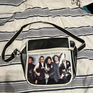 vintagerare one direction väska  - one direction väska med axel band. Det finns defekter ( kolla sista bilden ), men det är inget som syns om man inte kollar noga. 