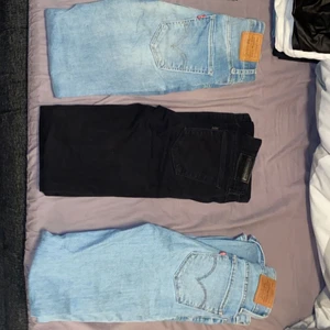 Levis jeans - Jag säljer mina Levis jeans som jag växt ut, knappt använda är som nya. Två stycken bootcut ett par svarta och ett par blåa. Storlek på dom är 24 motsvarar xxs/xs. Dom andra två andra är skinny jeans och storlek på svarta är 24 motsvarar xxs/xs, blåa är 23 motsvarar xxs/xs. Ser ut som dom blåa är smutsiga på fickan men det är dom inte