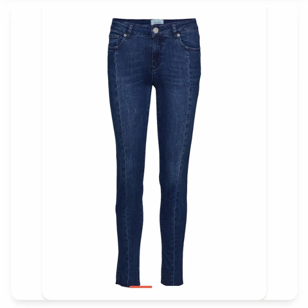 Helt oanvända jeans från Second Female. Exakta modellen som på bild fast i grå / svart. Storlek XL (42) små i storleken dock mer som medium large skulle jag säga. Strechiga. Nypris är 1195,- . Jeans & Byxor.