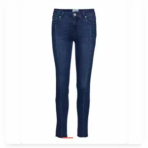 Helt oanvända jeans från Second Female. Exakta modellen som på bild fast i grå / svart. Storlek XL (42) små i storleken dock mer som medium large skulle jag säga. Strechiga. Nypris är 1195,- 