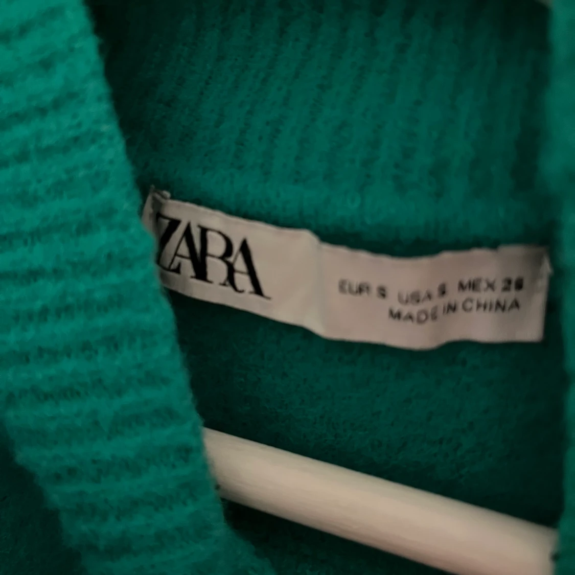 Grön stickad tröja med krage från zara - 90