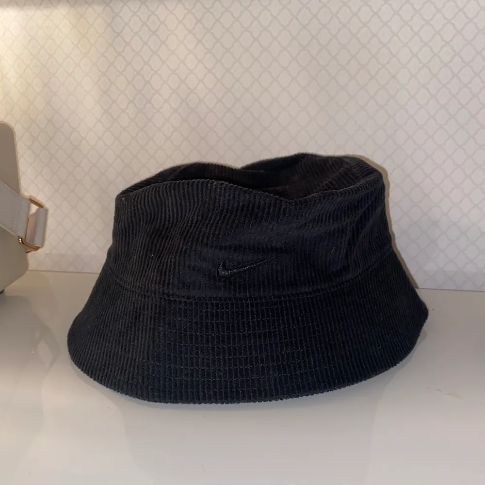 Säljer denna buckethaten i svart manchester då den tyvärr inte används 🥲 aldrig använd och har prislapp kvar, storlek M/L 💘 säljs för 100 kr + frakt men kan diskuteras 💖. Övrigt.