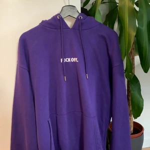 Hoodie Fuck off  - Säljer denna då den är för liten för mig