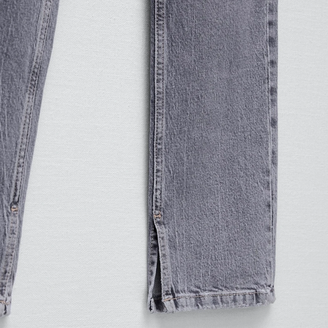 Gråa jeans med split  - 91