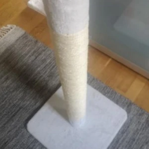 Cat scratching pole - En enkel och hög klospelare Pylon för små och lite större katter som norska katter. Perfekt för katter att vässa klorna på sparar därmed din heminredning och andra föremål. Ny och aldrig använd! Vit Mått 44x44x100cm Priset inkluderar inte fraktkostnader Avhämtning tillgänglig