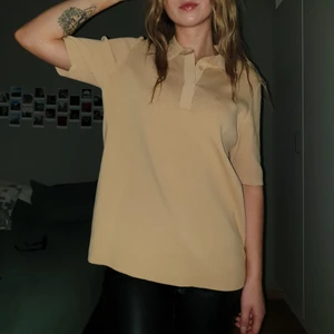 Beige topp från COS - ny!  - Helt ny och ooanvänd topp från COS. 53% viskos, 44% polymid, 2% ull, 1% elastan. Orginalpris: 690 kr. 