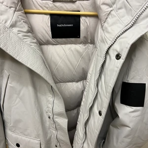Peak performance Parkas  - Vit nya oanvänd varm klassiker Y parkas från Peak Performance. Avtagbar krage.                      Nypris 10.700kr. Säljer för halva nypriset!!  Först till kvarn maler.                             