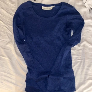 Långärmad blå tröja strl XS/S - En helt vanlig långärmad tröja i strl XS/ S och som är mörkblå. Helt oanvänd köpt från H&M 
