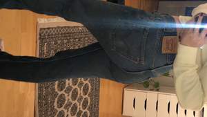 Vintage levis jeans med midjemått 85cm. Passar som storlek 40-42. Kan postas för 66kr eller hämtas i limhamn😊 skriv vid intresse eller fler frågor🥰