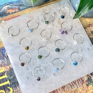 ringar kristaller <3 - tillverkar och säljer dessa jättefina ringarna gjorda av silverplätterad koppartråd och kristaller! 😇 pris 29kr styck, frakt 13kr 🥰 på bild 3 ser ni alla sorter som finns (+blå apatit i pärlor)! skulle rekommendera att välja med pärlor då det över lag blir bäst, men går självklart att välja sorterna i chips! :D går att välja strlk 💛 skriv om ni vill ha hjälp med egenskaper osv! tillverkar och säljer även massor av andra smycken, bland annat halsband, armband, örhängen och hängen av kristaller<3 