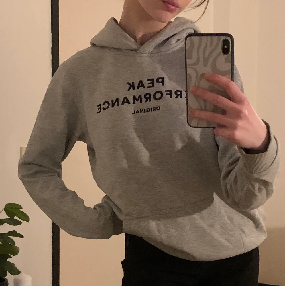 Säljer denna hoodie i storlek Xs/S då den inte kommer till användning. Vid intresse/frågor, skriv gärna!☺️🥰. Hupparit & Collegepaidat.