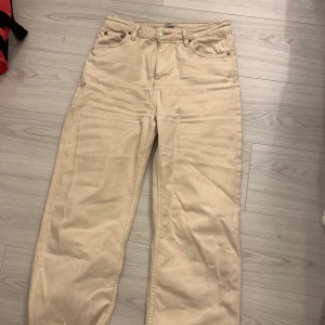 Beige vida jeans från Lager 157 - Säljer dessa beige jeans eftersom jag tyvärr växt ur dem. De är Använda en del men är i gott skick! Storlek S och passar perfekt i längd för de som är 160 eller kortare. (köparen står för frakten)