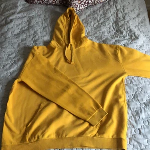 Gul oversized hoodie - Den är i bra skick och har många bra minnen med denna, säljer den eftersom den inte används längre 