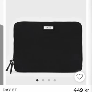 Datorfodralet  - Säljer mitt svinsnygga datafodral från DAY ET. Den är 25x30 cm och det finns inga fläckar/slitningar, den är alltså som ny. Köpte för 449kr och säljer för 200kr + Frakt. (pris kan diskuteras). Har ett super litet hål på ena sidan