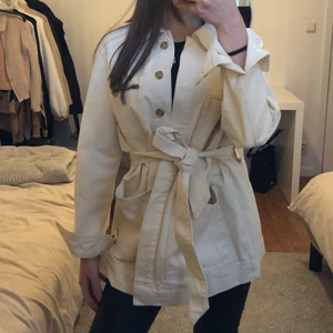 Jacka med skärp - En beige jacka med både knappar, fickor och skärp. Aldrig använt så är i helt nytt skick. Köpt för 800 och säljer för 500. Skriv för mer information🤍