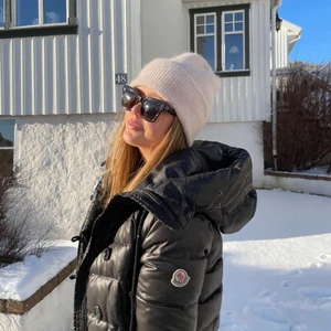 MONCLER JACKA  - Nu säljer jag min super fina moncler jacka! Den är i super bra skick och är sällan använd! Den är köpt 2019 och de finns !bild på kvittot. Köpte den för ca 11 000 och säljer den nu för endast 5999