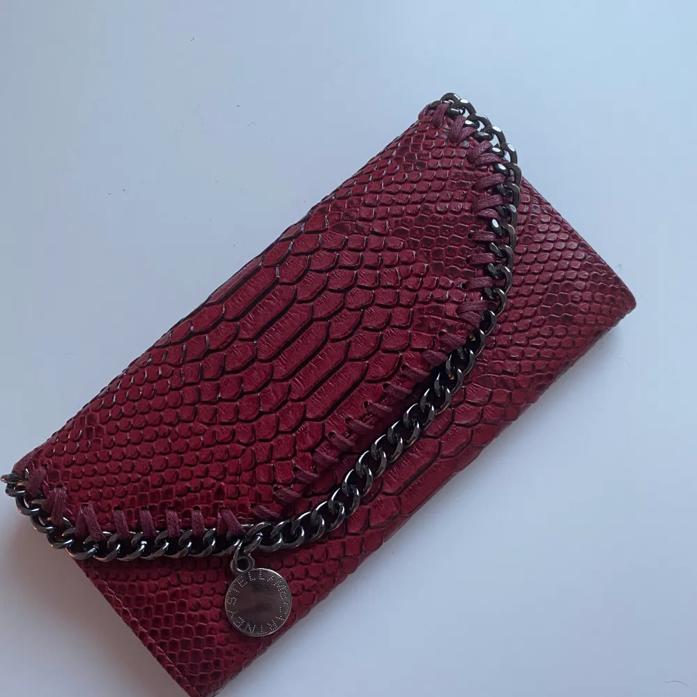 Säljer nu min super fina Stella McCartney clutch/plånbok av anledningen att den inte kommer till användning mer tyvärr, den är i super fint skick och den ser som ny ut❤️. Väskor.