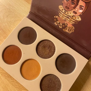 Juvias Place the chocolates - The chocolates palette från juvias place. Skuggorna är använda cirka 2 ggr vardera. Är fortfarande i gott skick och en perfekt palett för nyår. 