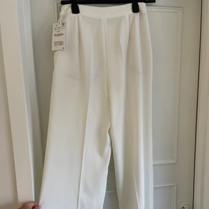 Vita kostymbyxor ZARA - Snygga zara byxor. Aldrig använda. De är för små för mig. 
