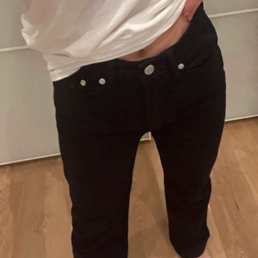 Svarta jeans från Weekday i modellen rowe. Aldrig använda, strl. W24 L30, lite långa på mig som är ca 160 cm. Jeans & Byxor.