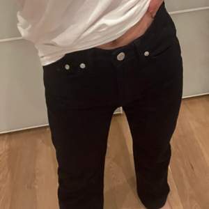 Svarta jeans från Weekday i modellen rowe. Aldrig använda, strl. W24 L30, lite långa på mig som är ca 160 cm