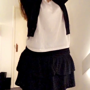 Kjol - Svart kjol ifrån gina tricot. Köpt denna sommar och använd ungefär tre gånger. Storlek 38❤️ 100 kr eller bud, köparen står för frakten 