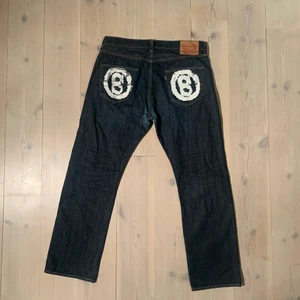 Vintage Levis 501 med smilesytar tryck - Levis klassiska raka modell 501 med väldigt snyggt tryck från smileystar.se!, Skick, 8/10 väldigt bra skick förutom lite små flaws!, storlek 34x30 men sitter aningen mindre i midjan. 