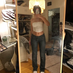 Lågmidjade byxor - Skit snygga mycket som jag nu säljer pågrund av pengar behov, dom är i sorlek 29 och gråa. Är 165cm❤️