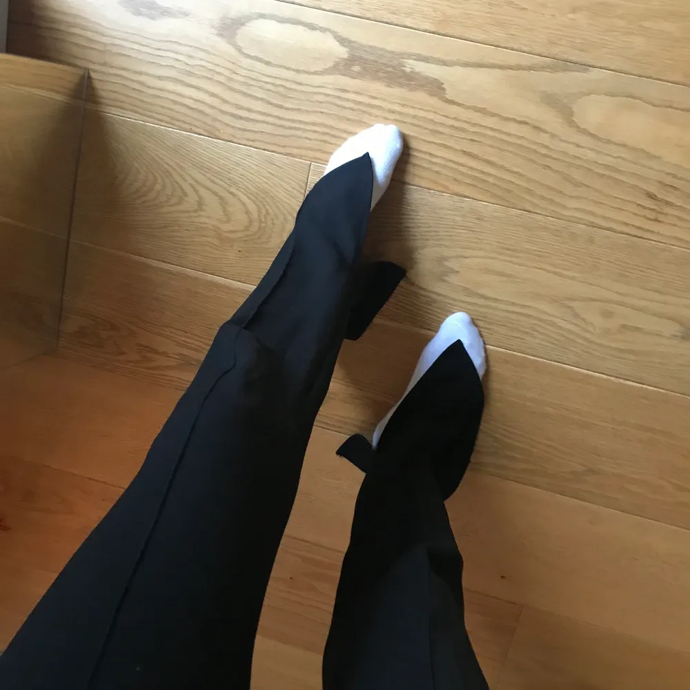 Svarta snygga mjuka byxor med slits nere. Så sköna men kommer inte till användning. Är ca 168 lång 💞. Jeans & Byxor.