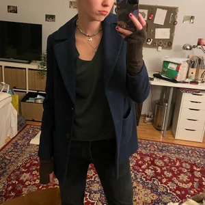 Blå Kappa från ASOS! - Mörkblå kappa från ASOS! Använd, men ändå bra skick. Fin kapp man kan ha till allt💕 Storlek 32, men skulle säga att den passar upp till 36!