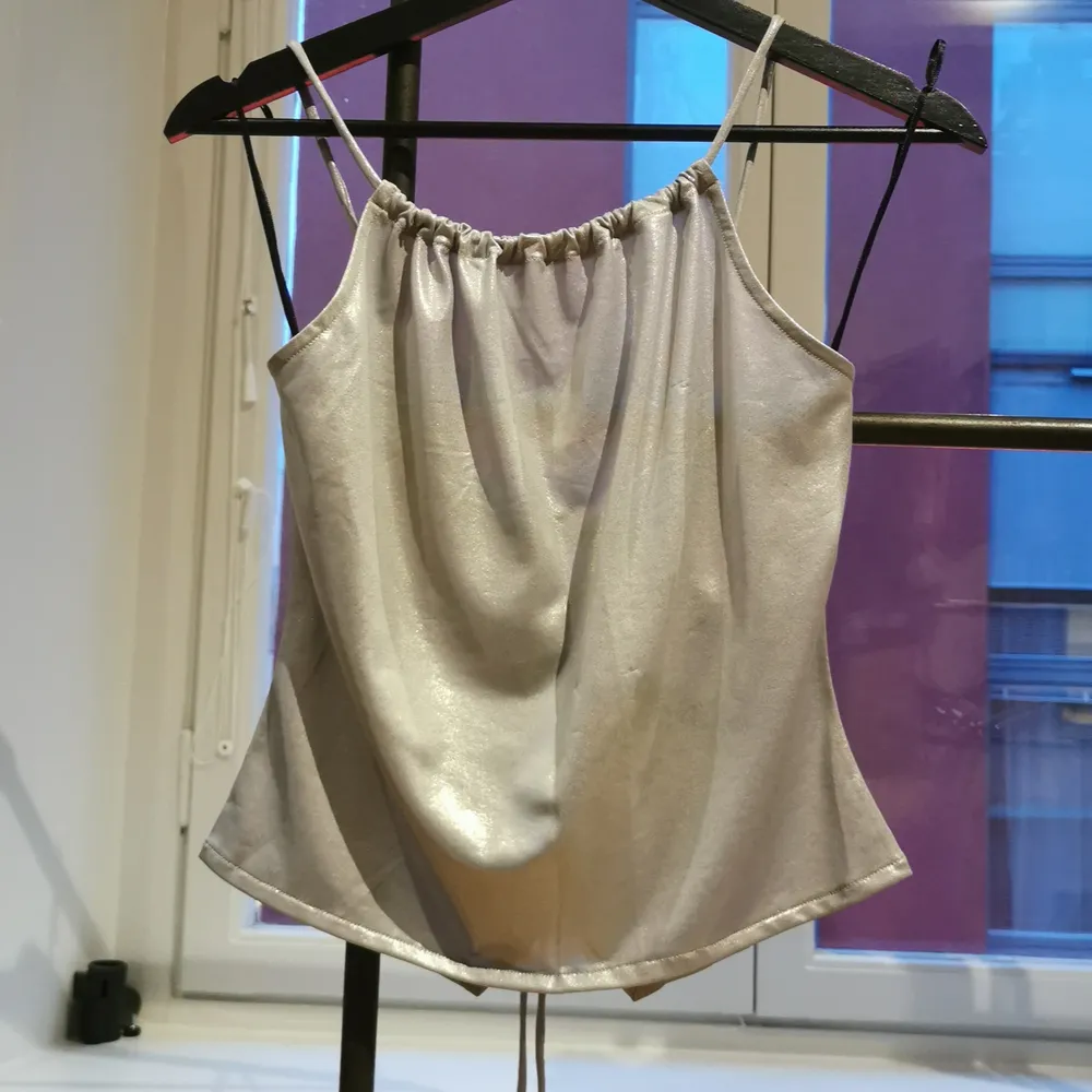 Thin, silky jersey metallic top with spaghetti straps. Perfect as a night-out top.. Blusar.