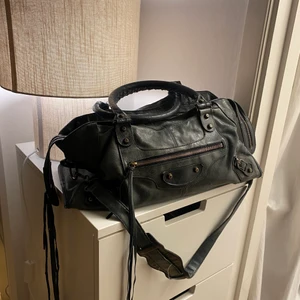 Vingae balenciaga  - En grå trendig balenciaga väska med korta och långa handtag! Köpt vintage men är i bra kvalite! 