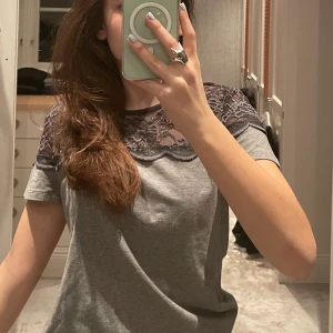 T-shirt med spets  - Så snygg t-shirt med spets!! 