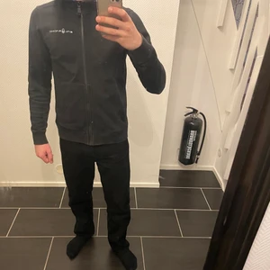 Sail racing zip Hoodie  - Säljer denna svart sail racing zip hoodien för att den är lite för liten för mig. Har använt den några gånger men den har mest bara hängt i garderoben. Ny pris 799