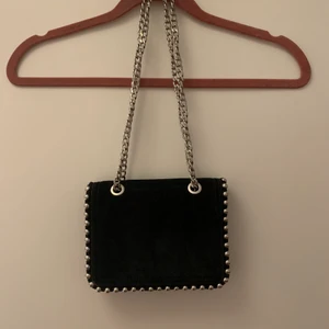Väska!! - En svart väska tyvär vet jag inte vart den kommer ifrån eftersom det inte står på någon lapp. Men jag säljer den för att den tyvär inte kommer till andvändning! Om du är intresserad, har några frågor eller vill ha fler bilder kan du kontakta mig❤️