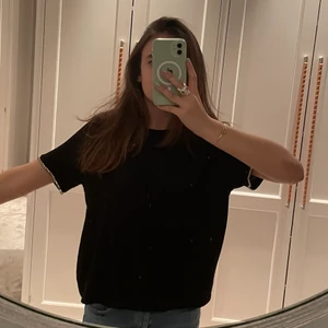 Stickad topp  - Så fin stickad topp från zara med fina detaljer på ärmarna!! Har använts ett par gånger.