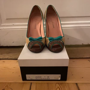 Marc Jacobs High Heels - Beige suede, brown leather, green trimmings. Used but in very good condition. Store prize 3200sek.
