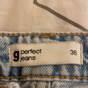 Dagny mom jeans storlek 38!❤️ - Jag säljer dessa jeans pågrund av att jag inte använder de längre. Köpte dem i sommras för 599kr och har bara kommit till tillgång  4-5gånger och känner att dessa kan komma till användning hoss någon annan mer❤️ kan bytas💖